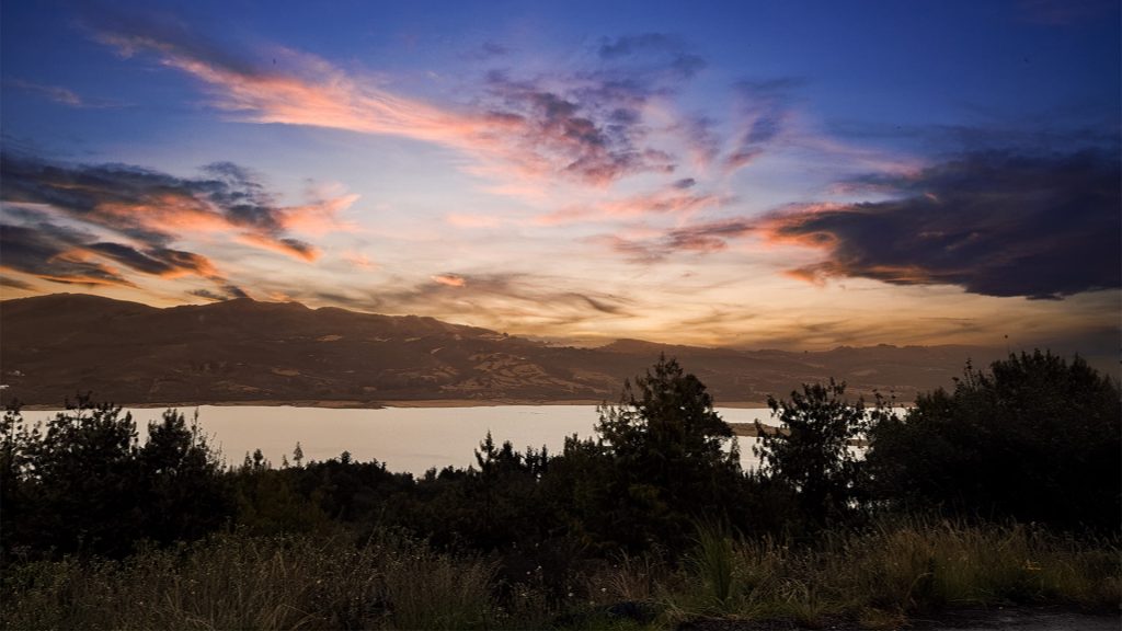 Atardecer sobre el lago y montañas, paisaje natural exclusivo de Casa de Terra